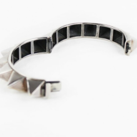 Tom Binns pyramid spike cuff in a gunmetal tone authentic bracelet so beautiful - Picture 3 of 8